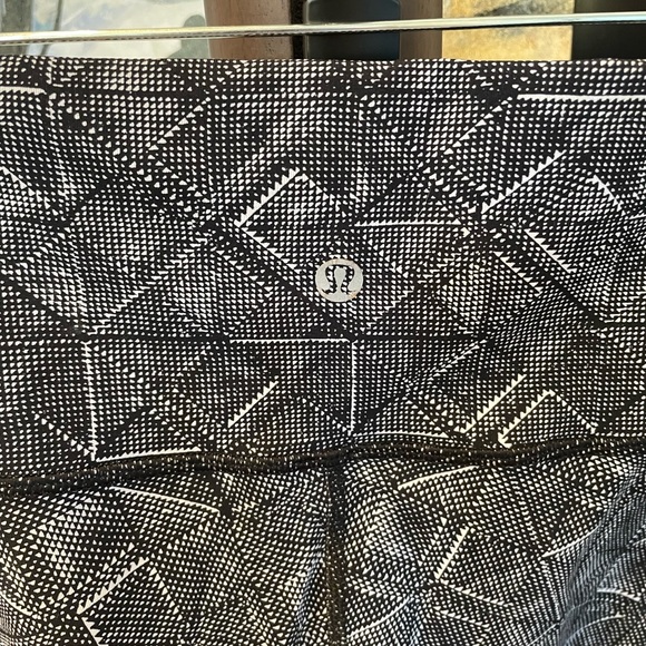 Lululemon size 8 yoga pants - Picture 4 of 4
